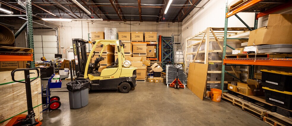 More Photos Of 6586 S Kenton St, Centennial Showroom For Lease