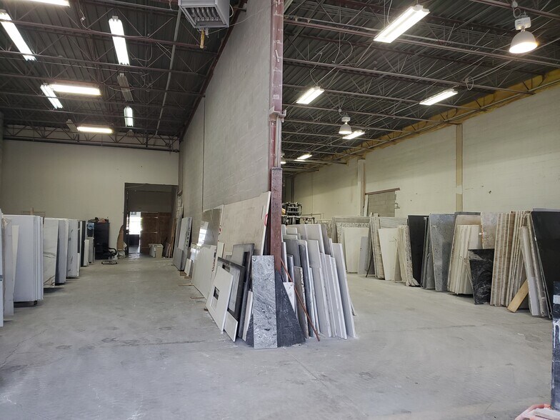 More Photos Of 920-960 Rue Bégin, Montréal Showroom For Lease