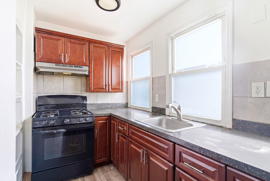 More Photos Of 204 Parkhurst St, Newark Apartments For Sale