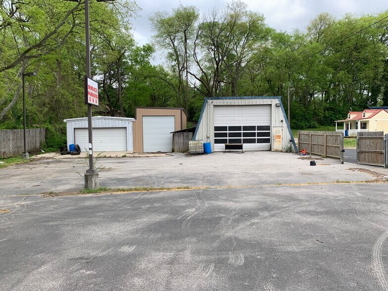 More Photos Of 997 S Riverside Dr, Clarksville Freestanding For Lease
