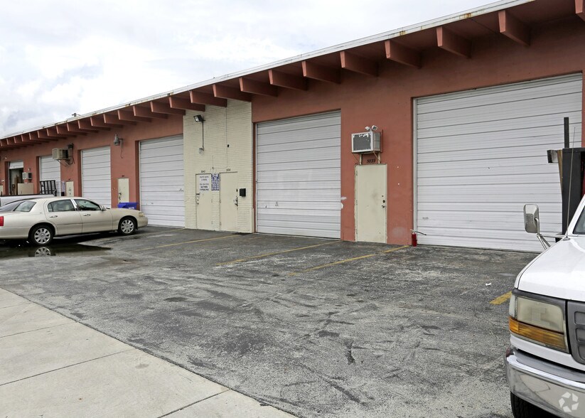 More Photos Of 5833-5851 SW 25th St, West Park Warehouse For Lease