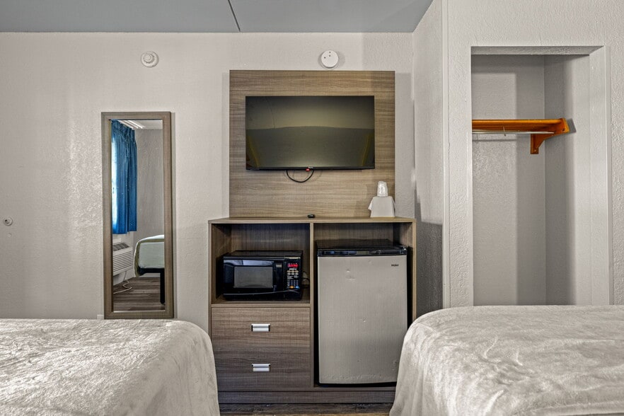 More Photos Of 2904 Melbourne St, Tampa Hotel For Sale