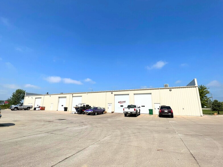 More Photos Of 3401 Henry St SW, Bondurant Flex For Lease