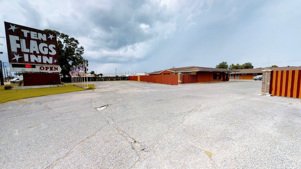 Primary Photo Of 7682 Airline Hwy, Baton Rouge Hotel For Sale