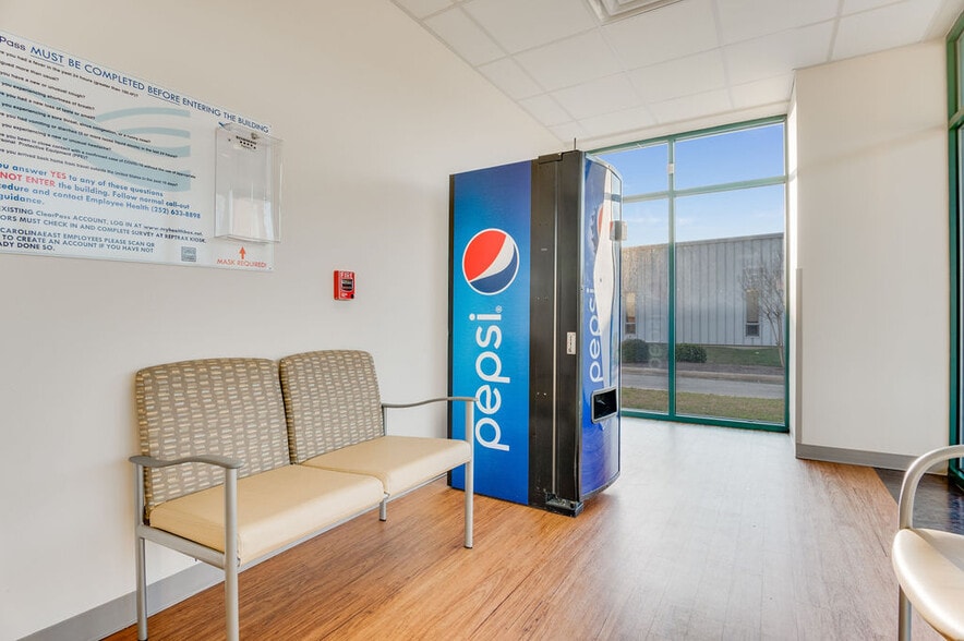 More Photos Of 4275 Western Blvd, Jacksonville Storefront Retail Office For Sale