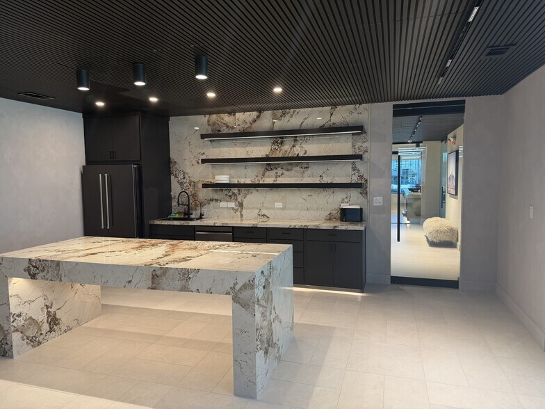More Photos Of 17130 N Dallas Pky, Dallas Office For Sale