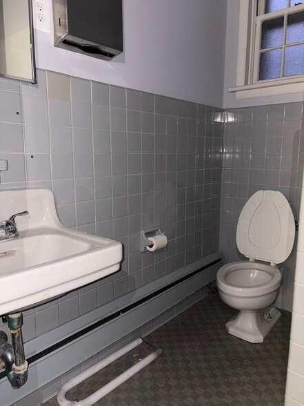 More Photos Of 141 Main St, South River Office For Sale