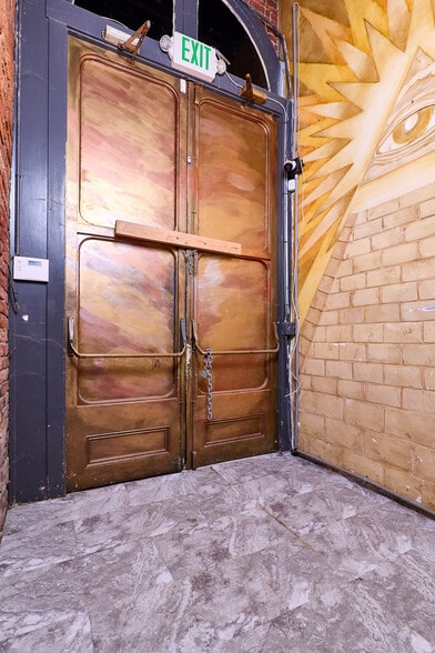 More Photos Of 910 2nd St, Sacramento Bar For Sale