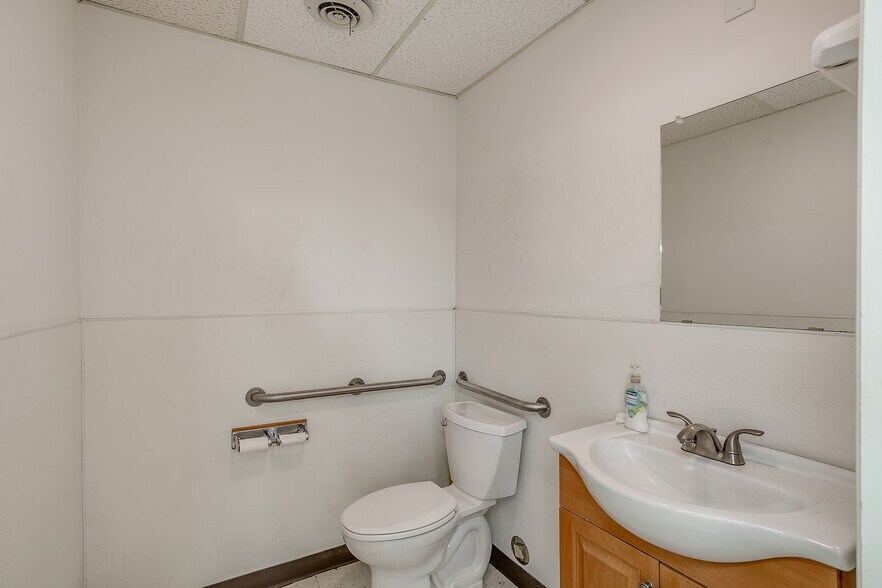 More Photos Of 1841 W Division St, Arlington Warehouse For Sale