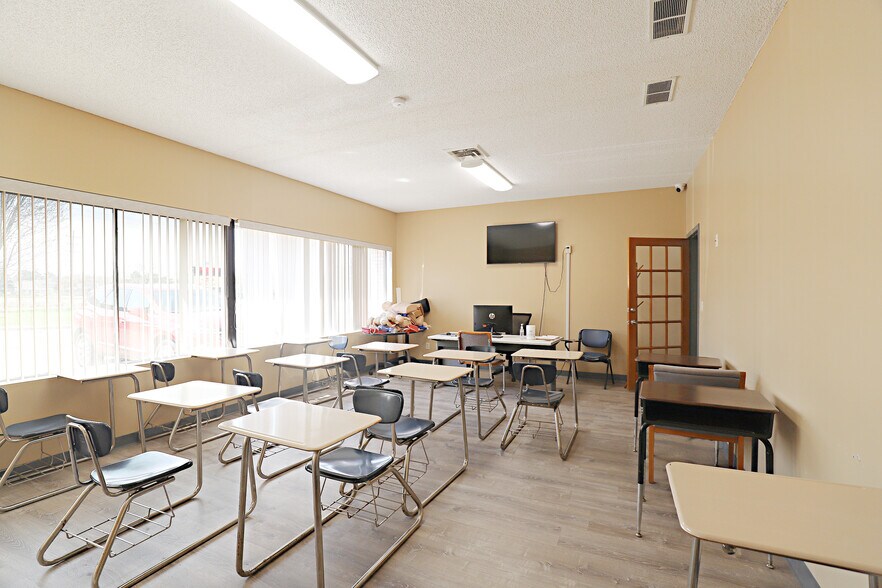 More Photos Of 2255 S Linden Rd, Flint Office For Sale