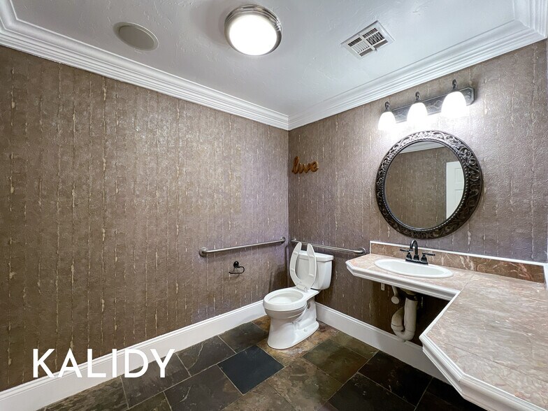 More Photos Of 14909 N Kelly Ave, Edmond Loft Creative Space For Sale