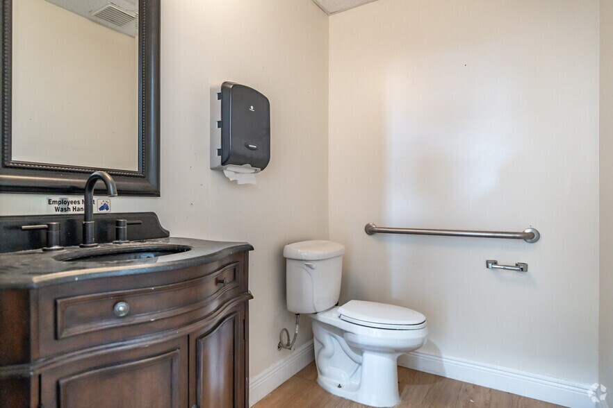 More Photos Of 11350 66th St N, Largo Office Residential For Lease