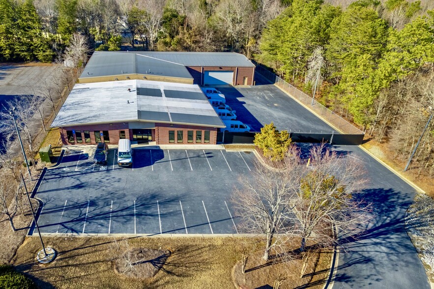 More Photos Of 200 Grayson Industrial Pky, Grayson Warehouse For Lease