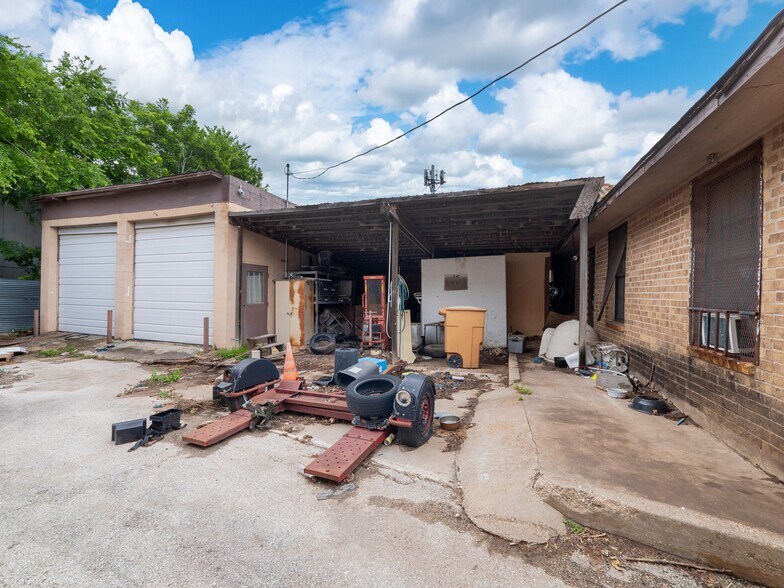 More Photos Of 8212 Georgian Dr, Austin Office For Sale