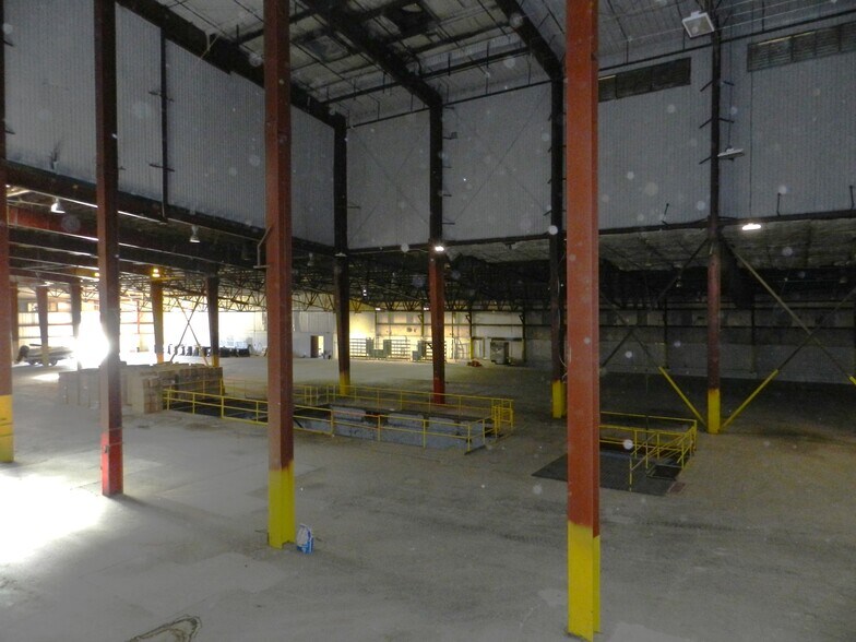 More Photos Of 2520 N River Rd, Olathe Warehouse For Sale