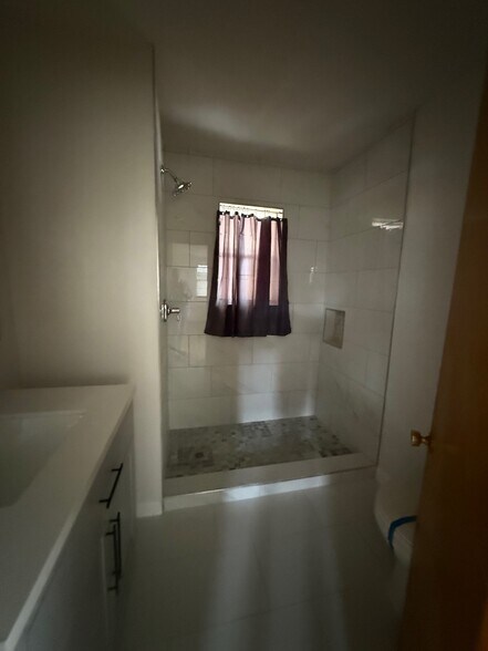 More Photos Of 1933 East Ave, Katy Office For Lease