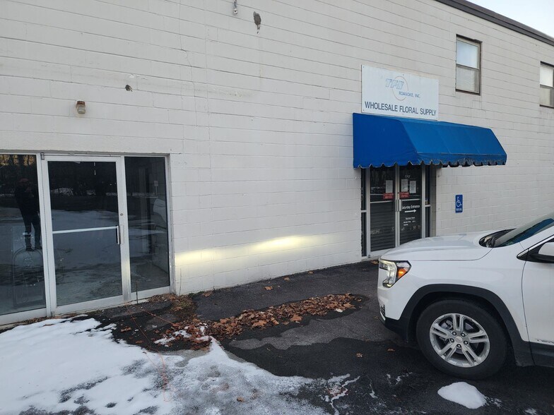 More Photos Of 3441 Brandon Ave, Roanoke Flex For Lease