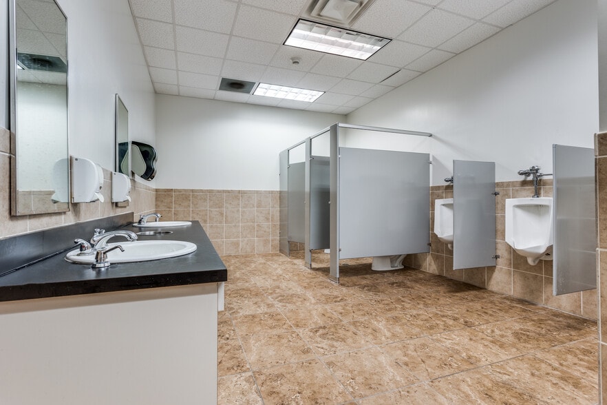 More Photos Of 1910 Pendleton Dr, Garland Flex For Lease