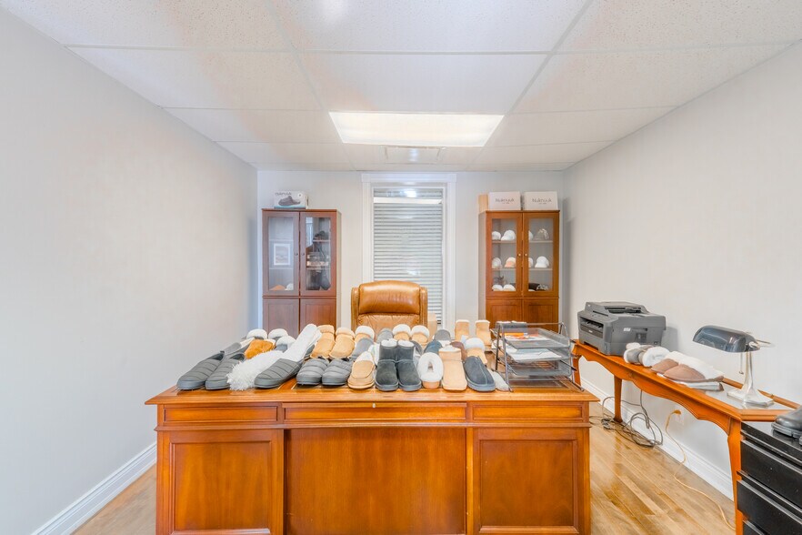 More Photos Of 2686 Ch de la Petite-Côte, Laval Light Distribution For Sale