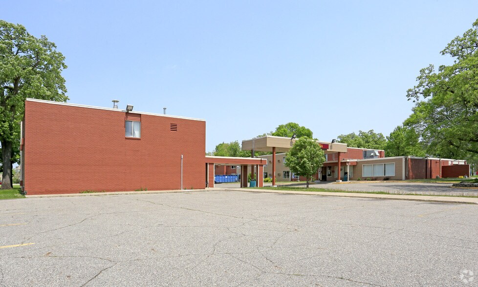 More Photos Of 815 S 1st St, Waite Park Hotel For Sale