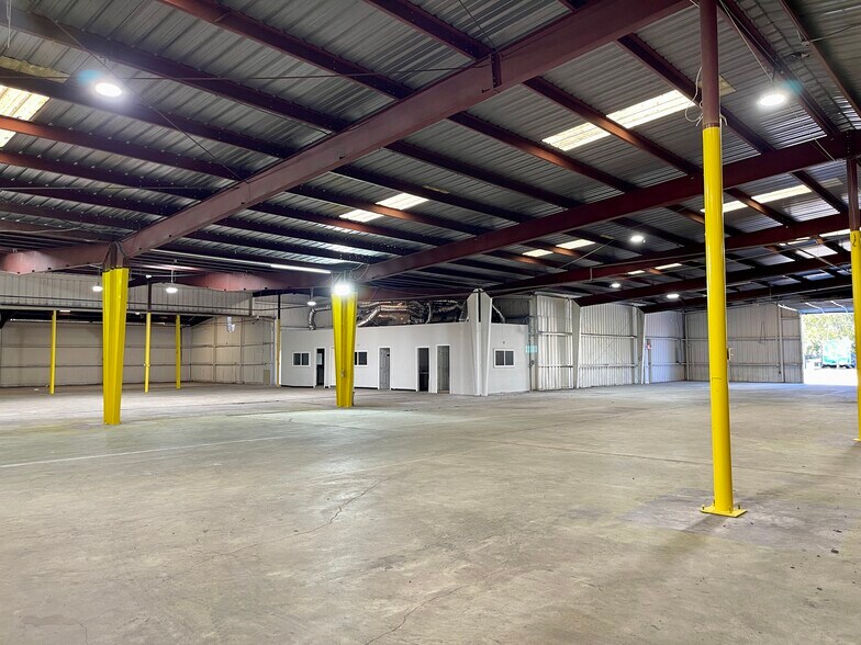More Photos Of 14236 Gainesville St, Houston Warehouse For Lease