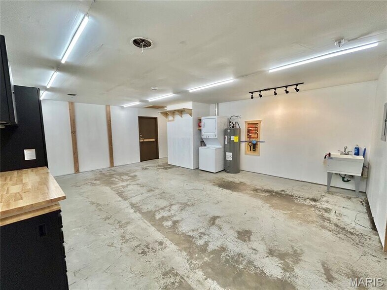 More Photos Of 306 E Franklin St, Salem Flex For Sale