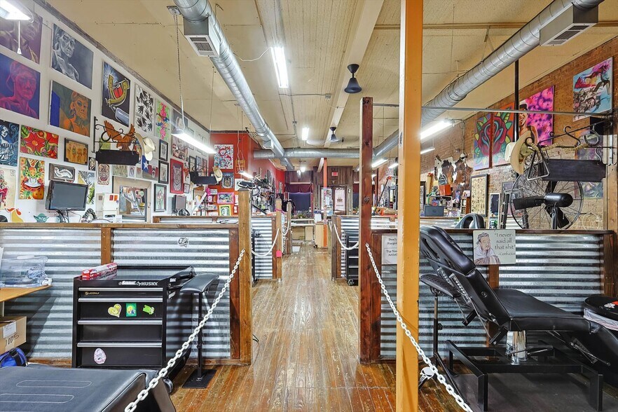 More Photos Of 1426 N Main St, Fort Worth Storefront Retail Office For Lease