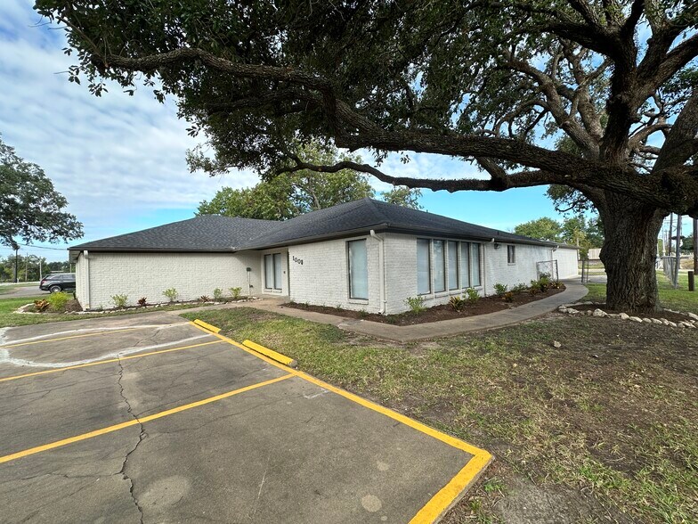 More Photos Of 1008 Morton St, Richmond Showroom For Lease