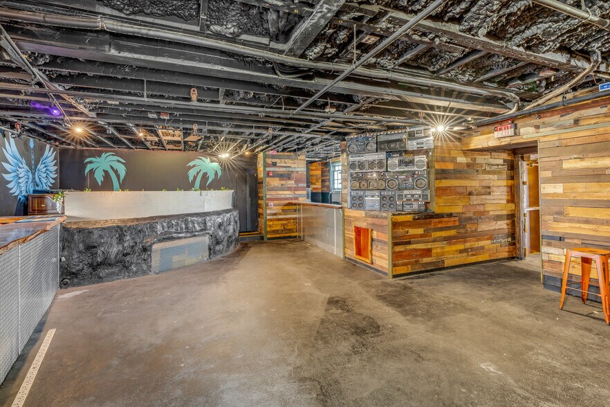 More Photos Of 135 Duval St, Key West Bar For Lease