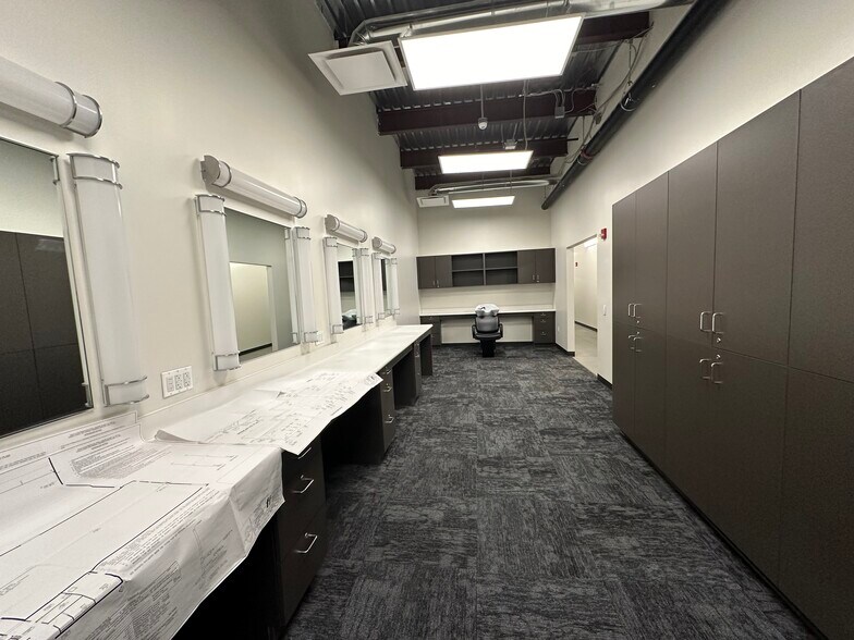 More Photos Of 382 Channel Dr, Port Washington Office For Lease