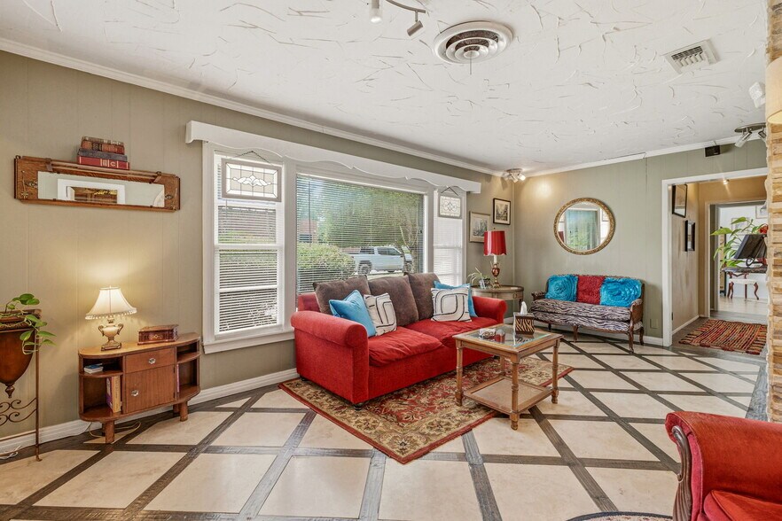 More Photos Of 416 S Morgan St, Granbury Office For Sale