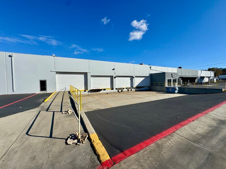 More Photos Of 1917-1921 E Mariposa Ave, El Segundo Warehouse For Lease