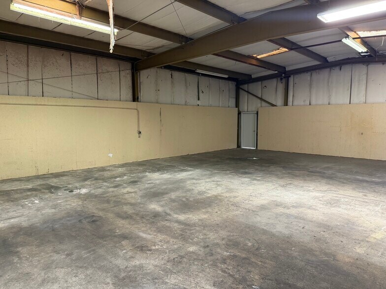 More Photos Of 2708 NE 21st Way, Gainesville Warehouse For Lease