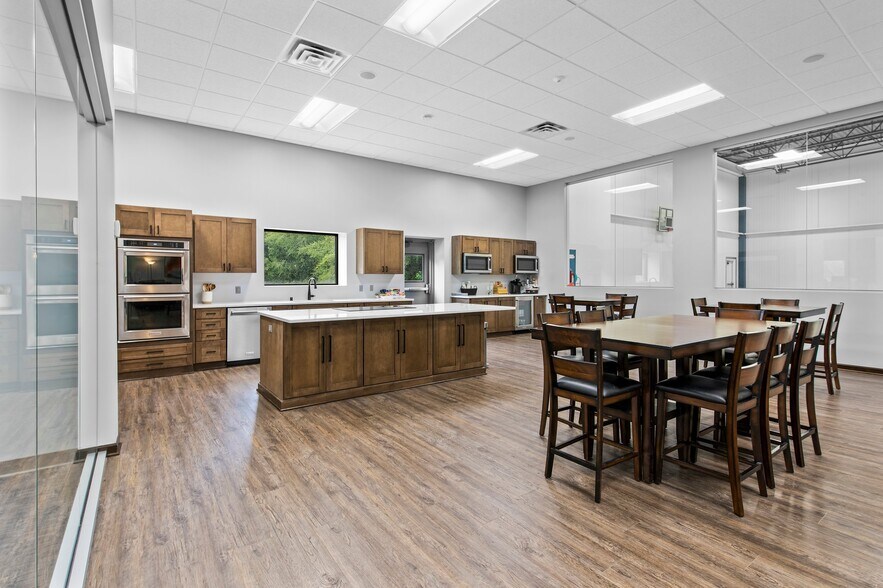 More Photos Of 940 S Hastings Ave, Saint Paul Park Office For Sale