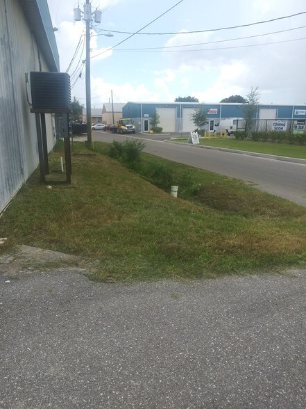 More Photos Of 5017 N Coolidge Dr, Tampa Warehouse For Lease