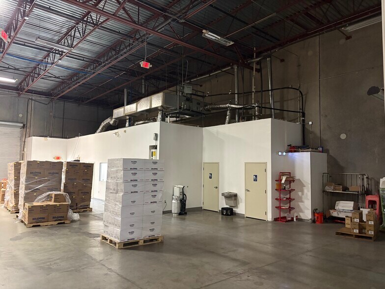 More Photos Of 2420 W Lynx Ln, Orlando Warehouse For Lease