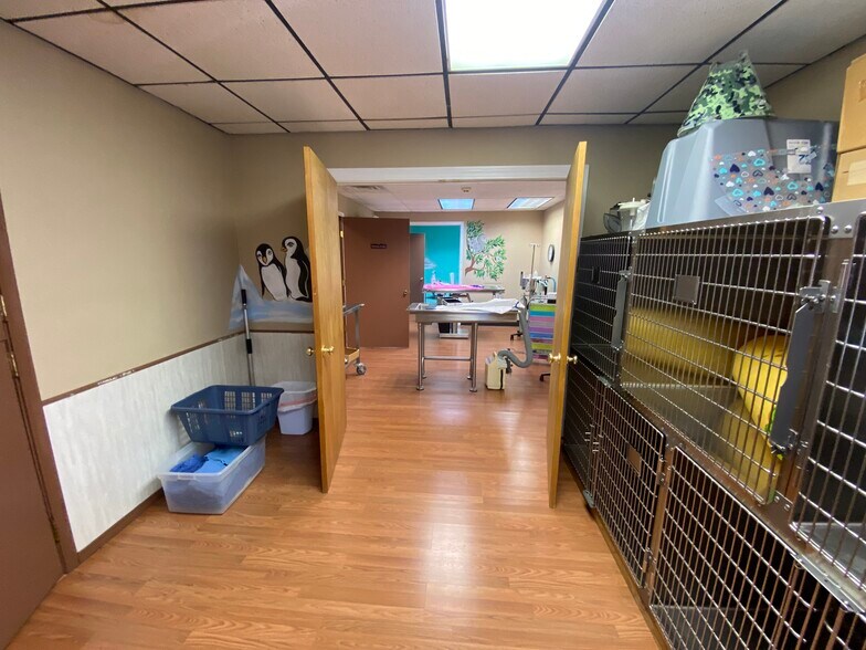 More Photos Of 2228 W College St, Springfield Veterinarian Kennel For Sale