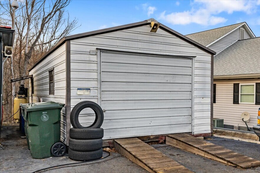 More Photos Of 620 National Hwy, Thomasville Auto Repair For Sale