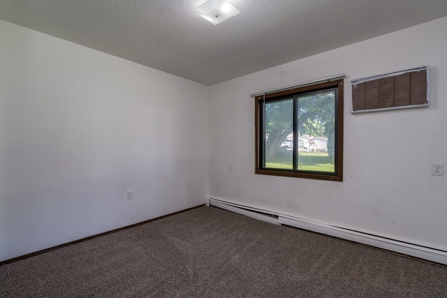 More Photos Of 3200 S Maple Ave, Slayton Apartments For Sale
