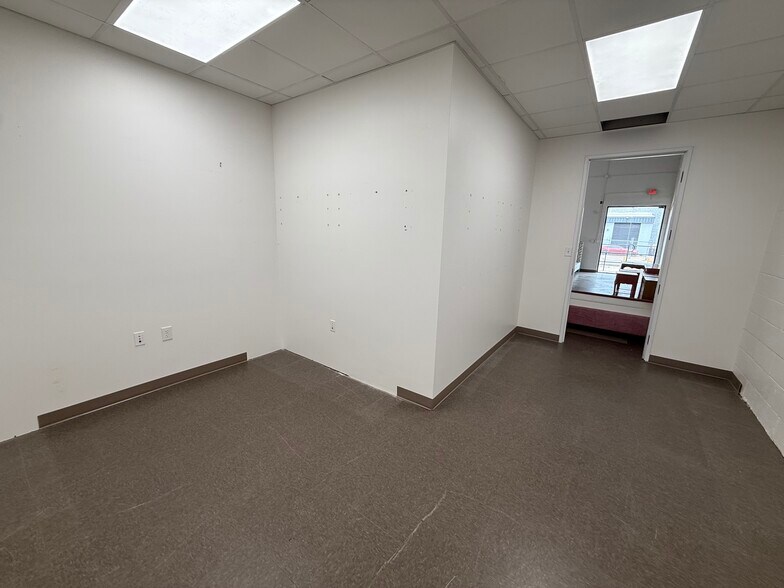 More Photos Of 4801-4805 Reading St, Dallas Distribution For Lease