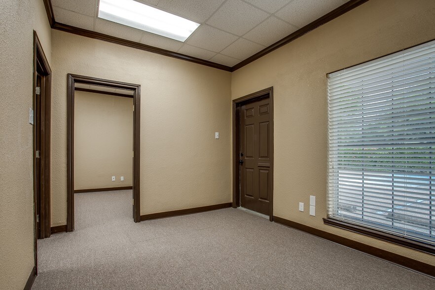 More Photos Of 3260 Southern Dr, Garland Medical For Lease