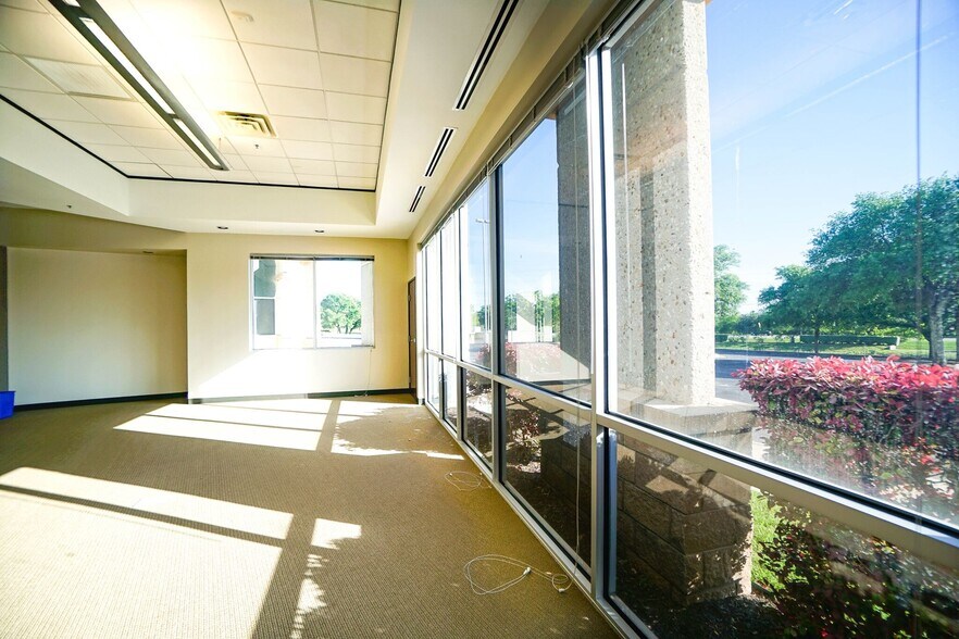 More Photos Of 4616 W Howard Ln, Austin Flex For Lease