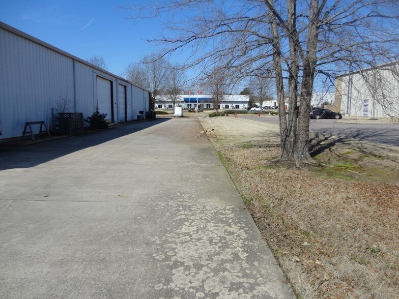 More Photos Of 310 Moore Ln, Collierville Warehouse For Lease