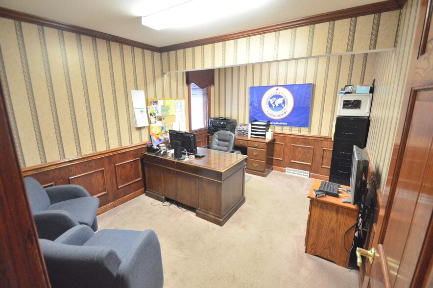 More Photos Of 10314 Main St, New Middletown Flex For Lease