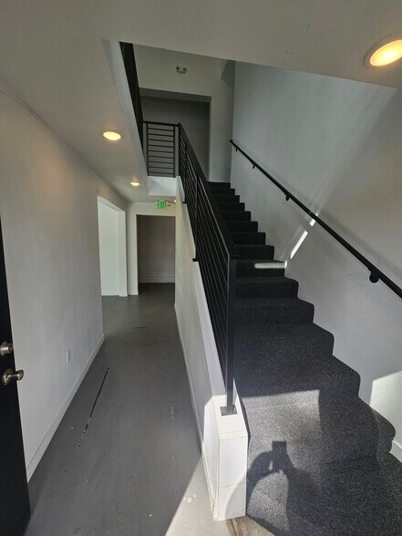 More Photos Of 5833 NE Portland Hwy, Portland Flex For Sale