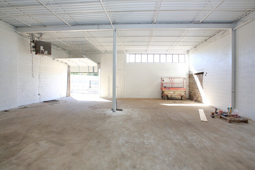 More Photos Of 51 Comstock Rd, Toronto Warehouse For Lease