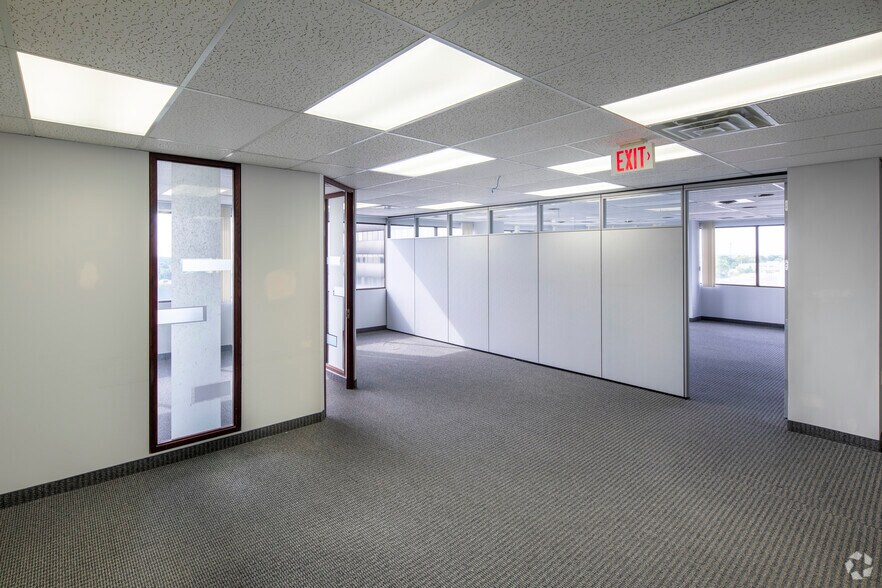 More Photos Of 700 Dorval Dr, Oakville Unknown For Lease