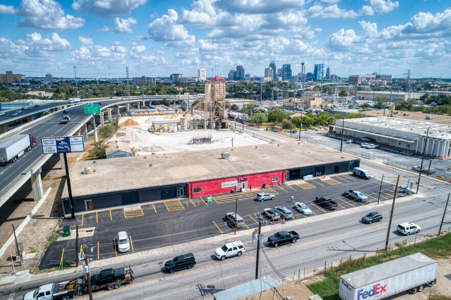 More Photos Of 1350-1390 N Colorado St, San Antonio Showroom For Lease