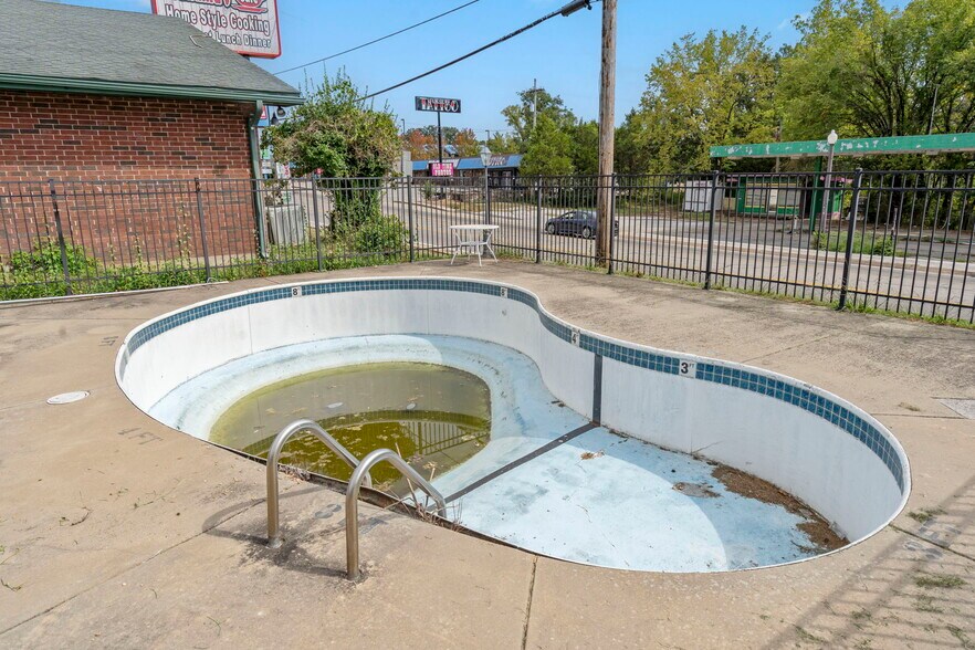 More Photos Of 1325 W Highway 76, Branson Hotel For Sale