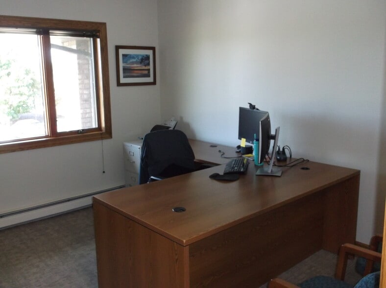 More Photos Of 2905 Universal St, Oshkosh Office For Lease